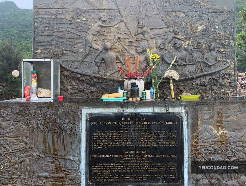 Bia tưởng niệm cuộc Vượt ngục năm 1952 tại Bãi nhát